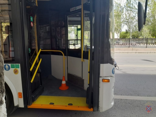 В центре Волгограда в салоне троллейбуса упала женщина